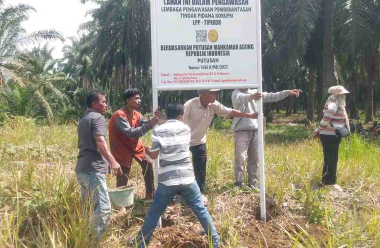 Sekelompok Warga Pasang Plank di Areal Perkebunan PT Buana Estate Cinta Raja, Klaim Berdasarkan Putusan MA