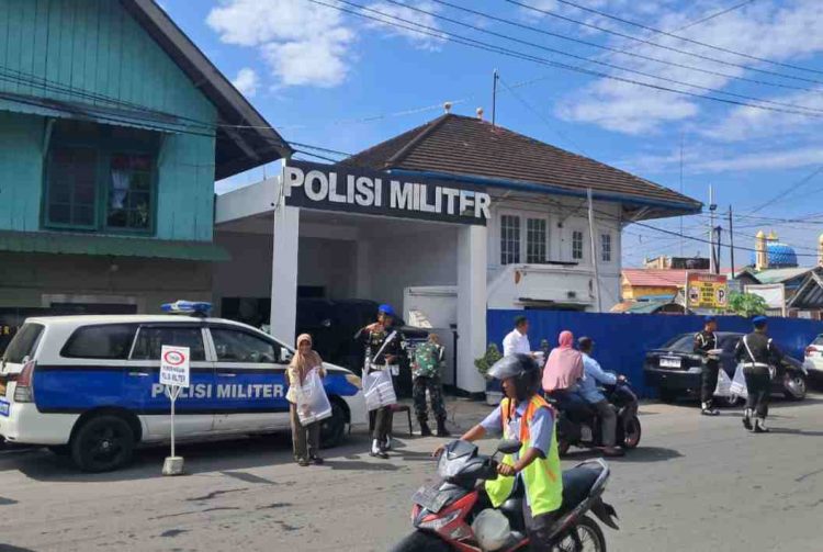 Jumat Berkah Sub Denpom I/5-1 Belawan, 100 Kotak Nasi Dibagikan di Depan Markas