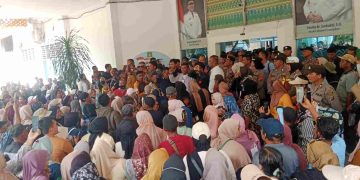 Ribuan Warga Teluk Aru Unjuk Rasa di Kantor Bupati, Tuntut Keadilan Bantuan Banjir