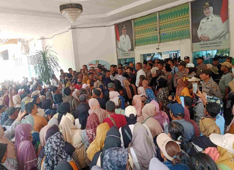 Ribuan Warga Teluk Aru Unjuk Rasa di Kantor Bupati, Tuntut Keadilan Bantuan Banjir