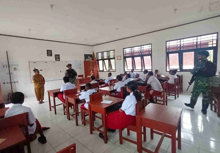 Tak Kenal Lelah, Satgas Yonif 410/Alugoro Berikan Semangat Belajar bagi Generasi Penerus Bangsa