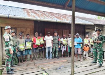 Satgas Yonif 123/Rajawali Bagikan Bantuan Pangan kepada Warga Kampung Binam