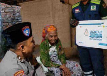 Bhabinkamtibmas Aipda Nanang Sumantri Fasilitasi Bantuan untuk Lansia di Lamongan, Mbah Ranti Akhirnya Nikmati Listrik