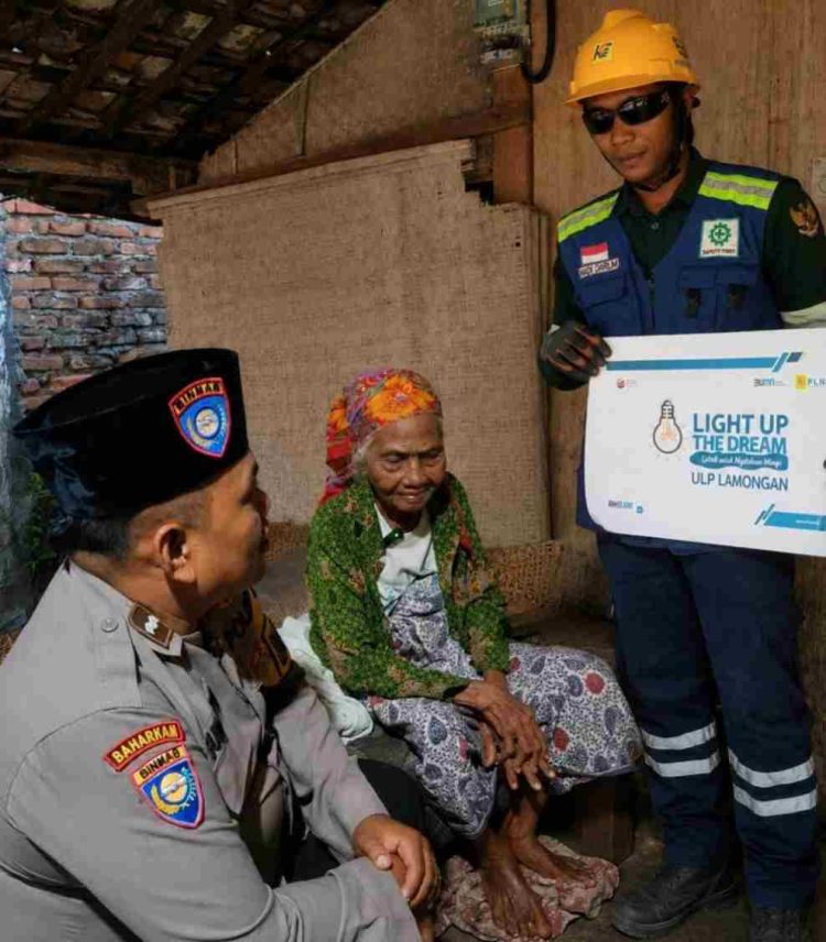 Bhabinkamtibmas Aipda Nanang Sumantri Fasilitasi Bantuan untuk Lansia di Lamongan, Mbah Ranti Akhirnya Nikmati Listrik