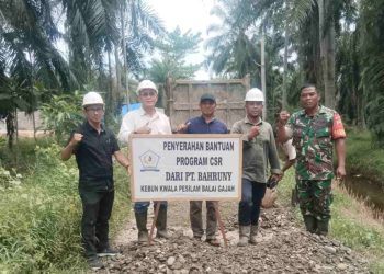 PT Bahruny Salurkan Bantuan Sertu untuk Perbaikan Jalan di Desa Kwala Pesilam dan Serapuh ABC