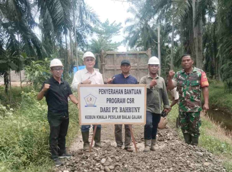 PT Bahruny Salurkan Bantuan Sertu untuk Perbaikan Jalan di Desa Kwala Pesilam dan Serapuh ABC