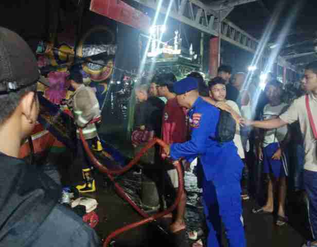 Kapal Nelayan Bermuatan Ikan Terbakar di Dermaga PPN Brondong, Polisi Pastikan Tidak Ada Korban Jiwa