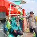 Panen Raya Penuh Berkah, Bhabinkamtibmas Turun ke Sawah Dampingi Petani Nikmati Hasil Melimpah