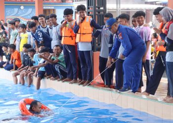 Satpolairud Polres Lamongan Bekali Santri Al Manar Keterampilan Berenang dan Pertolongan di Air