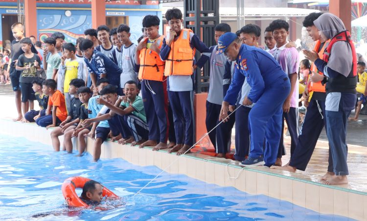 Satpolairud Polres Lamongan Bekali Santri Al Manar Keterampilan Berenang dan Pertolongan di Air