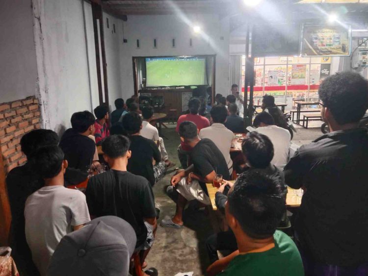 Kopitiam Langkat Sponsori Nobar Piala Dunia Bersama Warga Tanjung Pura