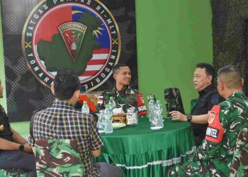 Satgas Pamtas RI-Malaysia Yonarmed 19/Bogani Terima Kunjungan Kabid P2 Kanwil Bea Cukai Kalbar di Pos Gabma Kotis