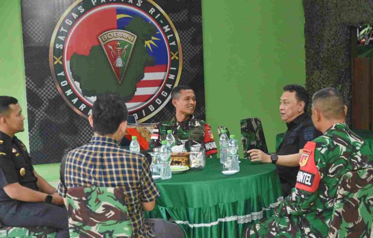 Satgas Pamtas RI-Malaysia Yonarmed 19/Bogani Terima Kunjungan Kabid P2 Kanwil Bea Cukai Kalbar di Pos Gabma Kotis