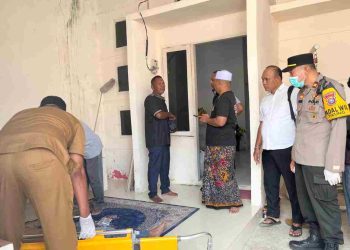 Respon Cepat Polres Lamongan Evakuasi Jenazah Pria yang Ditemukan Meninggal di Teras Rumah Kos