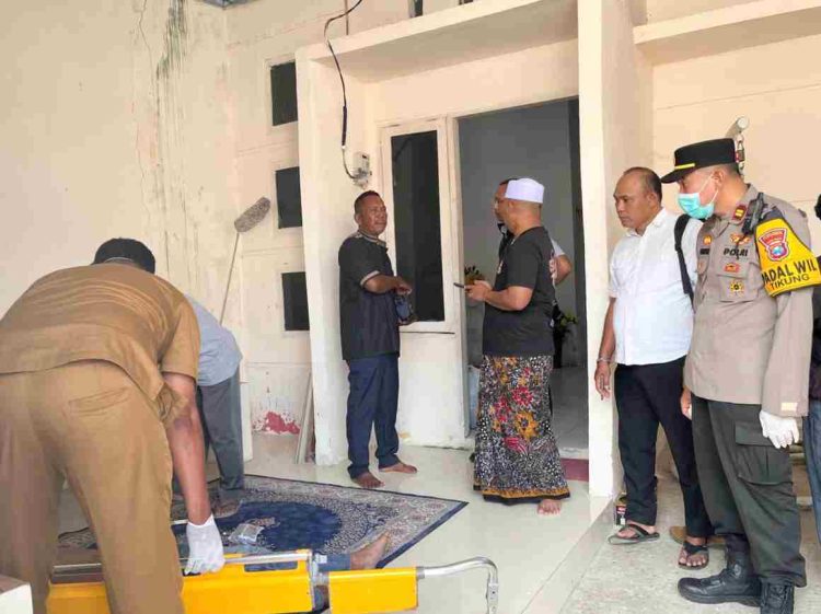 Respon Cepat Polres Lamongan Evakuasi Jenazah Pria yang Ditemukan Meninggal di Teras Rumah Kos