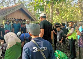 Polres Lamongan Bantu Pengamanan Prosesi Pemakaman Pendaki Gunung Piramid Bondowoso di Babat