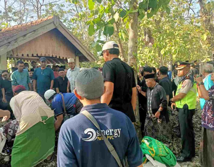 Polres Lamongan Bantu Pengamanan Prosesi Pemakaman Pendaki Gunung Piramid Bondowoso di Babat