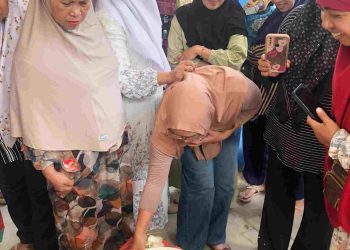 Tim Cara’de BEM KMF TP UH Dorong Kemandirian Pembudidaya melalui Pelatihan Produksi Pakan Ikan