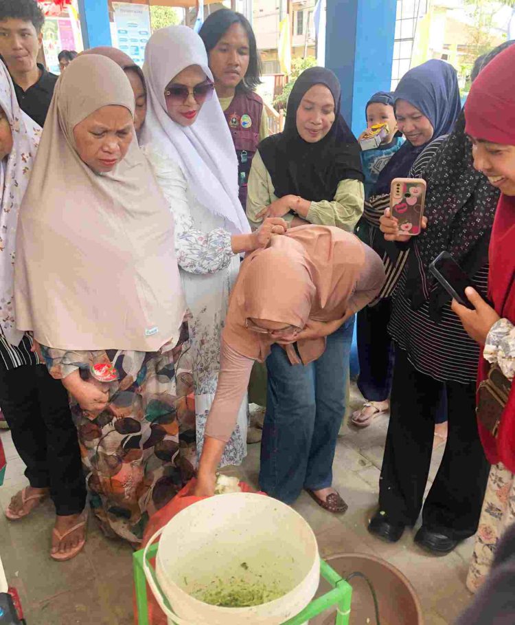 Tim Cara’de BEM KMF TP UH Dorong Kemandirian Pembudidaya melalui Pelatihan Produksi Pakan Ikan