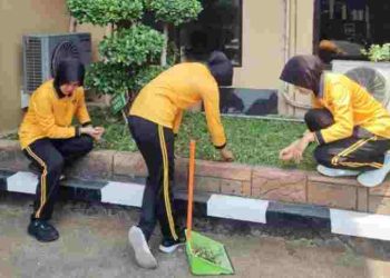 Jelang HUT Polwan ke-78, Polwan Polres Lamongan Turun Tangan Bersihkan Mako