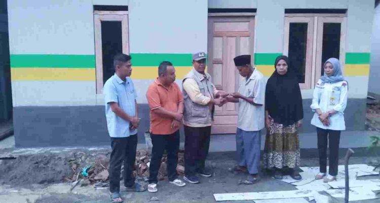 Camat Pematang Jaya Berkolaborasi dengan BAZNAS Langkat Bedah Dua Rumah Warga