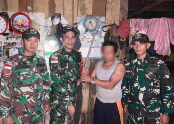 Wujudkan Perbatasan Aman, Satgas Pamtas RI-Malaysia Yonarmed 19/Bogani Terima Penyerahan Senjata Rakitan dari Warga