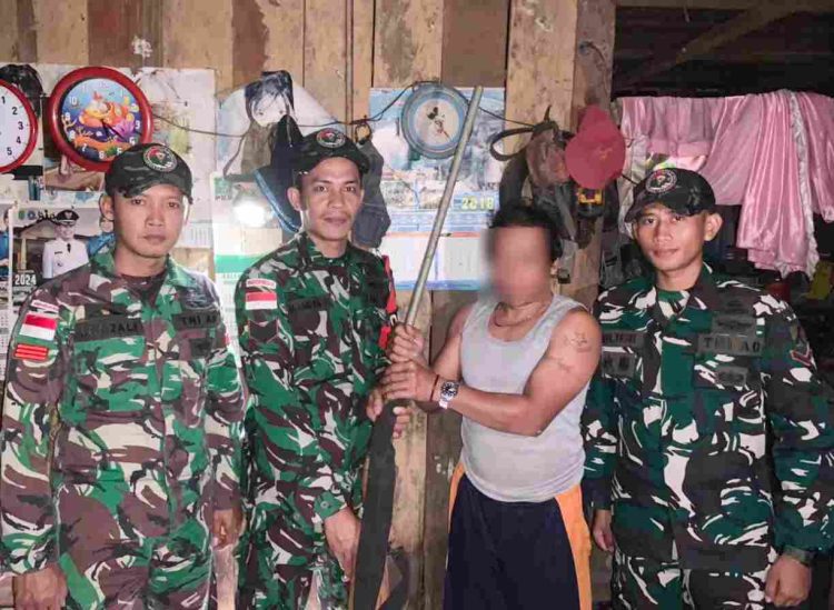 Wujudkan Perbatasan Aman, Satgas Pamtas RI-Malaysia Yonarmed 19/Bogani Terima Penyerahan Senjata Rakitan dari Warga
