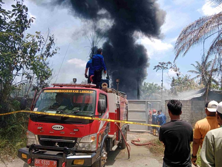 Dipagar dan Digembok, Gudang Pengolahan Minyak Meledak di Langkat