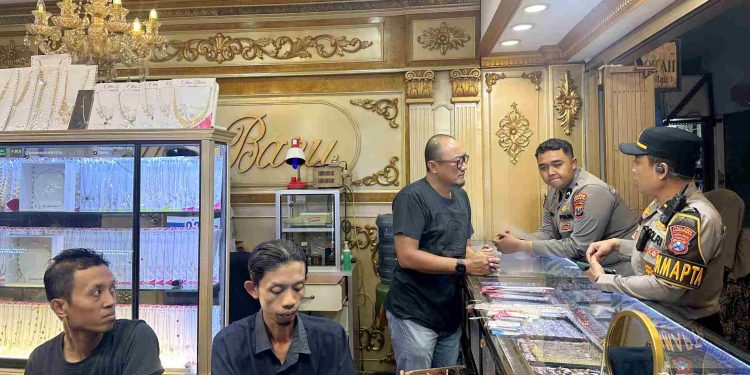 Beri Rasa Aman, Pamapta Patroli Sasar Toko Emas di Pasar Kota Lamongan