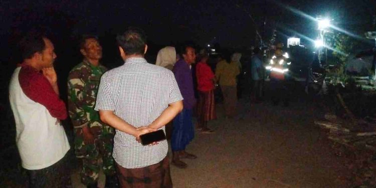 Babinsa Tikung Cek Rumah Warga Roboh Akibat Angin Kencang