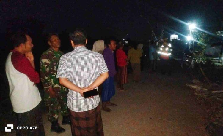 Babinsa Tikung Cek Rumah Warga Roboh Akibat Angin Kencang